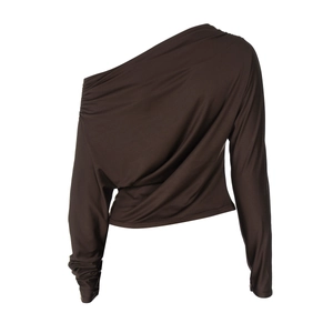 Détail du haut marron à manches longues et épaule dénudée avec drapé plissé élégant