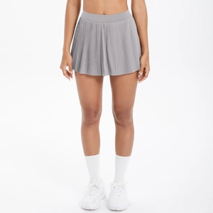 Vue détaillée d'une jupe de tennis plissée grise à taille haute avec ceinture élastique