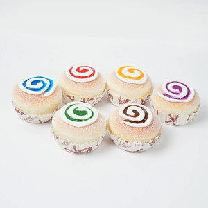 Lot de 6 cupcakes artificiels en mousse PU colorée avec texture sucrée sur fond blanc