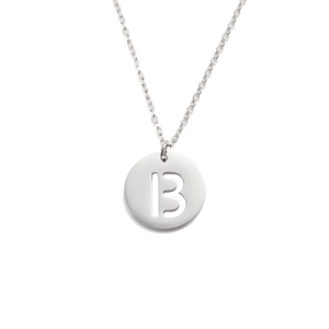 Gros plan d'un collier en acier inoxydable argenté avec un pendentif rond à lettre B