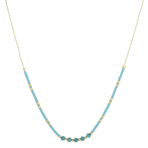 Détail d'un collier de perles bleues claires carrées avec touches dorées sur fond blanc