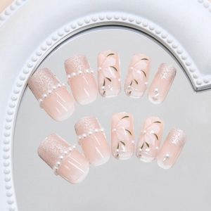 Faux ongles faits main dégradé rose avec motifs floraux et perles élégantes
