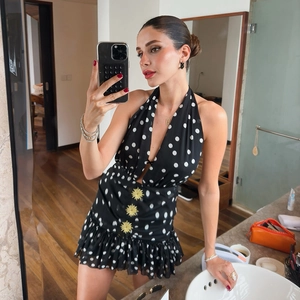 Sexy schwarz-weißes Neckholder-Minikleid mit Punkten und gelben Blumen-Akzenten