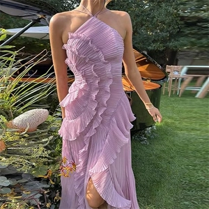 Détail de la robe licou violette présentant des plis superposés et des franges élégantes