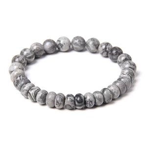 Bracelet en perles de pierre naturelle grise de 8mm avec cordon élastique sur fond blanc