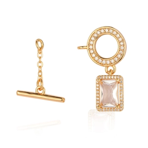 Détail d'un fermoir en T doré avec petits diamants et une grande gemme rectangulaire