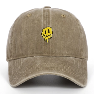 Détail de la broderie smiley jaune sur la casquette de baseball en coton délavé vintage