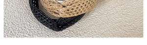 Détail de serre-têtes bohèmes tressés en paille avec nœud en noir et beige