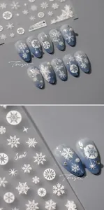 Detailansicht der weißen 5D-Schneeflocken-Nagelsticker mit filigranen Reliefmustern