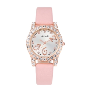 Détail de la montre en cuir rose avec lunette en strass brillants et cadran argenté