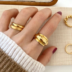 Nahaufnahme minimalistischer S925 Sterlingsilber-Ringe in poliertem und mattem Gold
