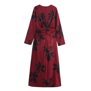 Elegantes rotes Langarmkleid mit schwarzem abstraktem Muster und Taillenknoten