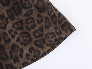 Gros plan sur la texture en daim léopard et les coutures de la robe courte sexy