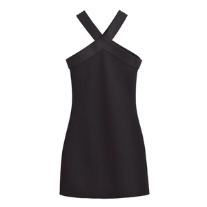 Robe noire élégante à licou avec un décolleté croisé sur fond blanc professionnel