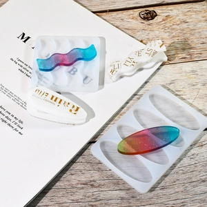 Stampo in silicone per forcine in resina fai-da-te con esempi di gioielli glitterati