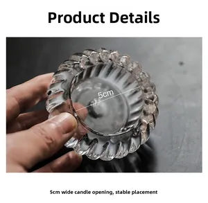 Détail d'un bougeoir en verre avec ouverture de 5 cm et textures ondulées