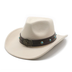 Détail d'un chapeau en feutre beige avec bande en cuir et boucle étoile turquoise