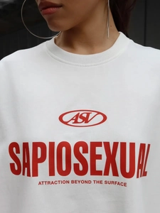 Λεπτομέρεια κόκκινου τυπώματος Sapiosexual σε λευκό βαμβακερό μπλουζάκι για γυναίκες