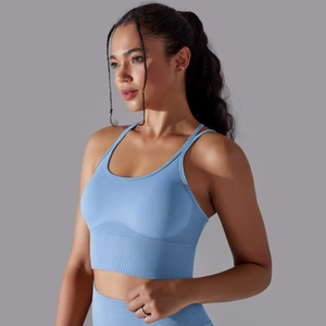 Gros plan sur le tissu côtelé du soutien-gorge de sport bleu clair à fines bretelles
