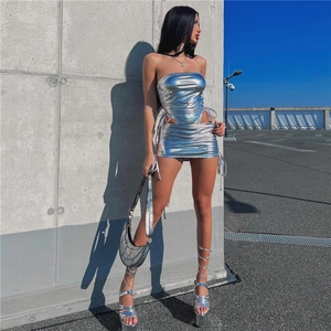 Detailansicht des silbernen Metallic-Kleids mit seitlichen Kordelzügen und Cut-outs