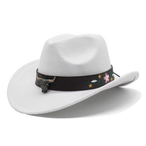 Chapeau de cowboy blanc en feutre avec boucle en métal tête de taureau et broderie florale