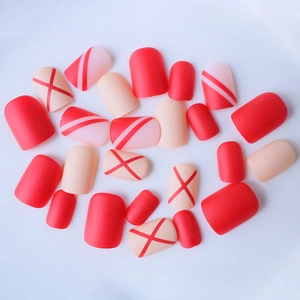 Faux ongles carrés courts bordeaux et nude mat avec motifs à carreaux et croix