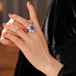 Dettaglio di un anello vintage stile zaffiro con design floreale sulla mano