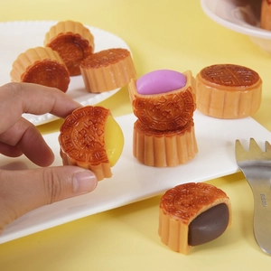 Realistische PVC-Mondkuchenmodelle mit verschiedenen Füllungen für die Dekoration
