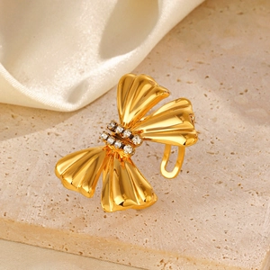 Orecchini a fiocco placcati oro 18K con strass posati su una base di pietra beige