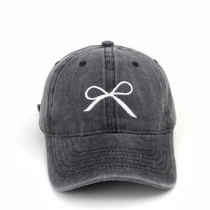 Casquette de baseball rétro gris foncé délavé avec broderie nœud blanc de face