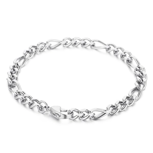 Bracciale a catena Figaro in argento lucido con chiusura a moschettone su sfondo bianco