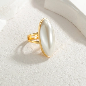 Minimalistischer 18k vergoldeter Edelstahlring mit großer ovaler weißer Perle auf Textur
