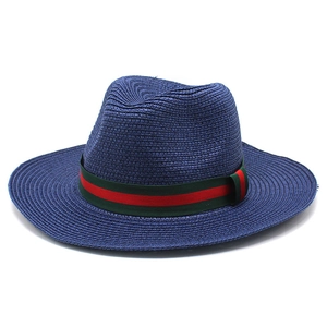 Détail d'un chapeau Fedora en paille bleue avec ruban rayé rouge et vert emblématique
