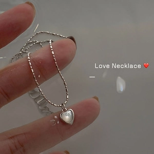Dettaglio della collana a sfere in argento s925 con ciondolo a cuore e inserto in madreperla