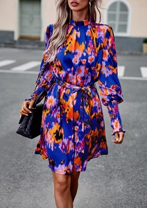 Dettaglio elegante abito lungo tie-dye blu e arancione con cintura e collo alto