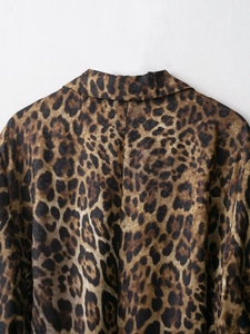Dettaglio del colletto posteriore di un blazer leopardato con finitura in raso lucido