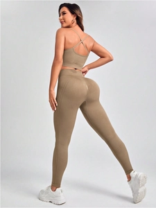 Détail du legging de yoga sans couture vert olive et du soutien-gorge de sport croisé