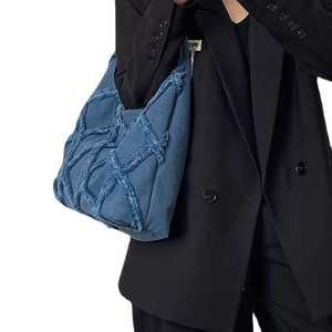 Borsa a tracolla retrò in denim con motivo a frange a griglia indossata da una modella