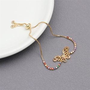 Details von Gold-Schmetterling-Armband mit farbigen Zirkonia und Perlen Nahaufnahme