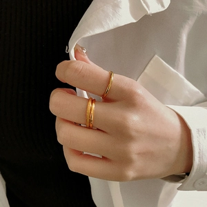 Close-up of 18K gold-plated titanium steel rings featuring matte and polished finishes