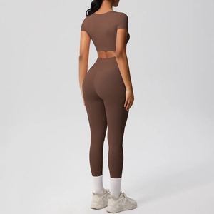 Vue arrière de l'ensemble de yoga marron avec crop top et legging de sport extensible