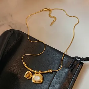 Collier doré 18K avec pendentifs carré oeil de tigre et opale sur cuir noir