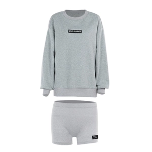 Ensemble gris deux pièces avec sweat à col rond manches longues et short de sport serré