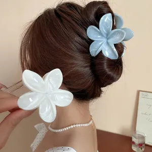 Pinces à cheveux fleurs en acrylique élégantes, blanc perle et bleu glacé marbré