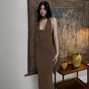 Détail de la robe longue en maille marron avec dos nu et col licou élégant