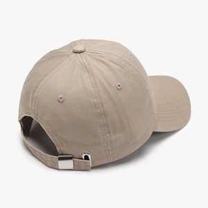 Vue arrière d'une casquette de baseball en coton kaki avec boucle en métal réglable