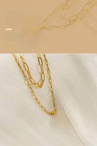 Détail du collier double couche doré en nacre avec pendentif circulaire lettre Z