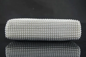 Detaillierte Seitenansicht der silbernen Perlenkupplung mit Metallstruktur und Reflexion