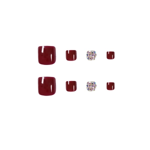 Uñas postizas de pies rojo cereza brillante con pedrería colorida para el verano