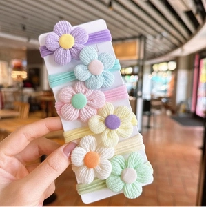 Set mit fünf bunten elastischen Haargummis mit weichen 3D-Plüschblumen für kleine Mädchen